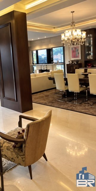 400m² Distinguished Property in June